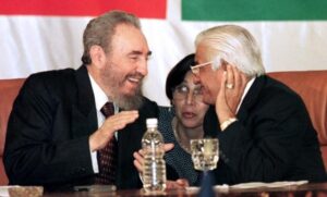 The then president of Cuba, Fidel Castro (left), and prime minister of Trinidad and Tobago, Basdeo Panday, at the closing of a special meeting of Cariforum on August 17, 1998 in Santo Domingo (Roberto Schmidt)